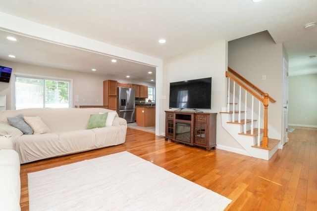 264 Charge Pond Rd, Wareham, MA 02571