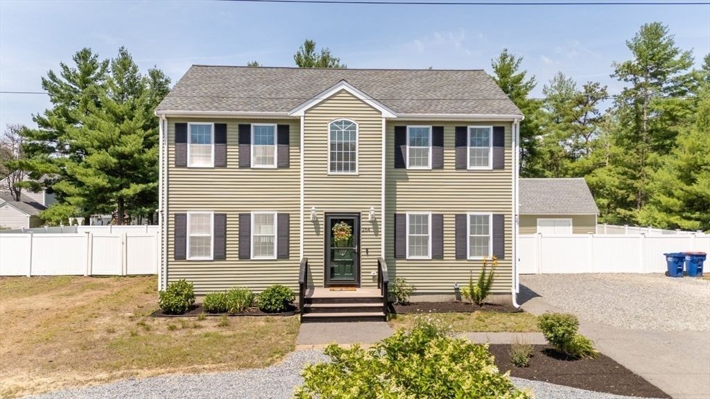 264 Charge Pond Rd, Wareham, MA 02571