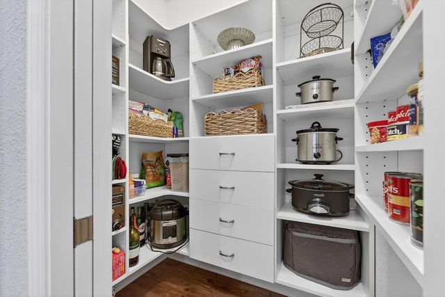 W162N5503 Westwind DRIVE, Menomonee Falls, WI 53051