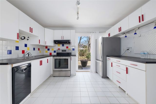 9 Spruce Avenue, Middletown, RI 02842