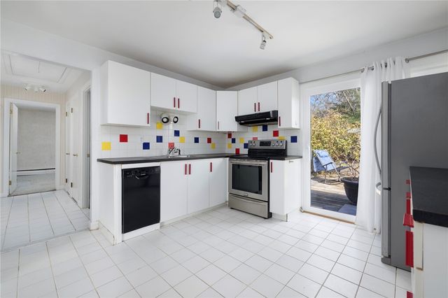 9 Spruce Avenue, Middletown, RI 02842