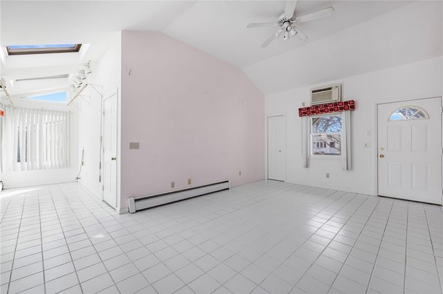 9 Spruce Avenue, Middletown, RI 02842