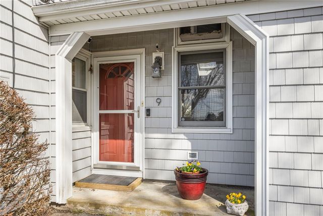 9 Spruce Avenue, Middletown, RI 02842