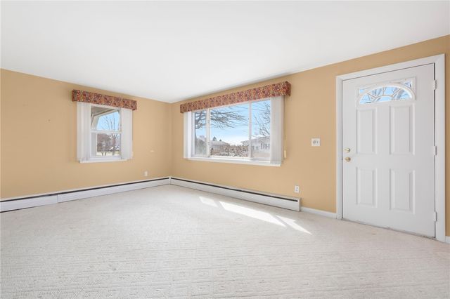 9 Spruce Avenue, Middletown, RI 02842