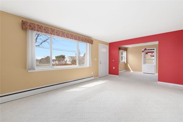 9 Spruce Avenue, Middletown, RI 02842