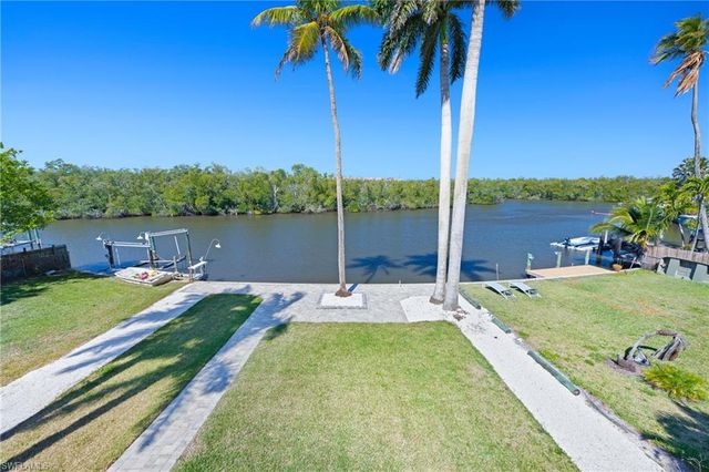 1836 Harbor LN, Naples, FL 34104