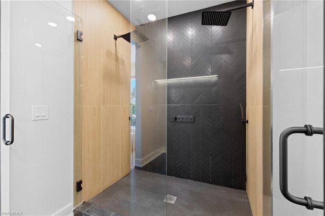 1836 Harbor LN, Naples, FL 34104