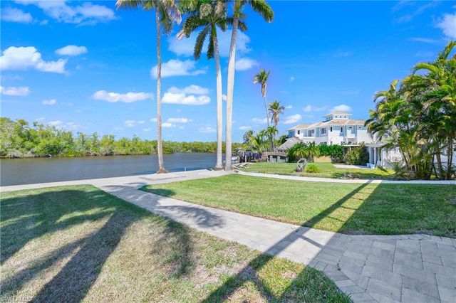1836 Harbor LN, Naples, FL 34104