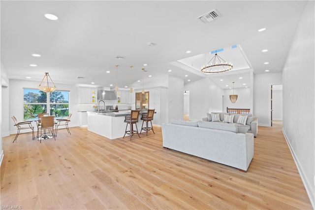 1836 Harbor LN, Naples, FL 34104