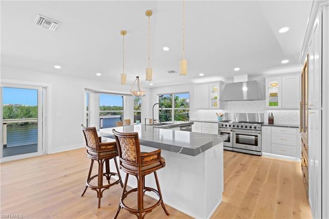 1836 Harbor LN, Naples, FL 34104