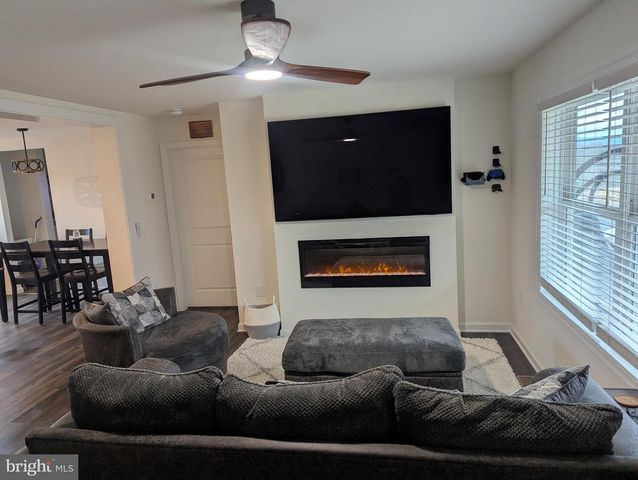 957 LONGVIEW DR, Berkeley Springs, WV 25411