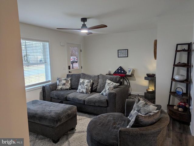 957 LONGVIEW DR, Berkeley Springs, WV 25411