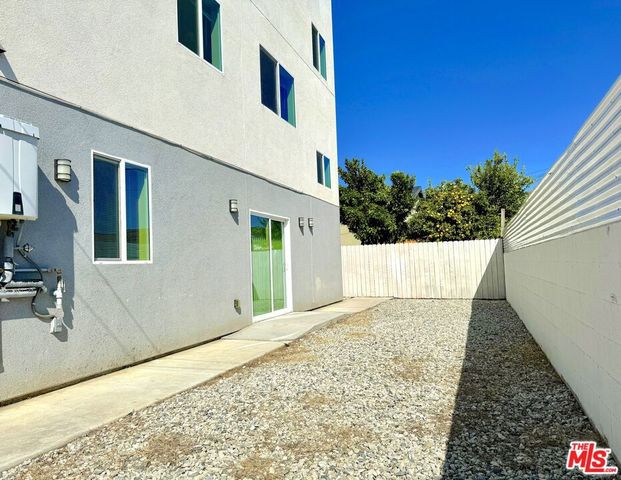 1002 E 33rd Street 3, Los Angeles, CA 90011