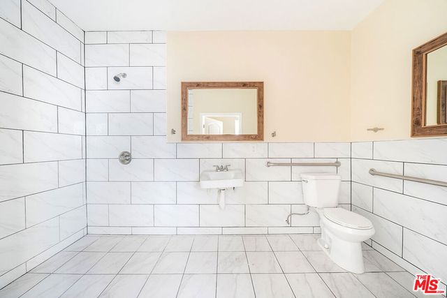 1002 E 33rd Street 3, Los Angeles, CA 90011