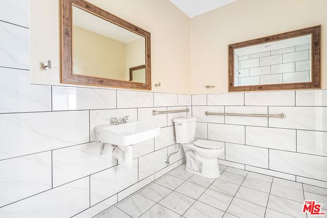 1002 E 33rd Street 3, Los Angeles, CA 90011