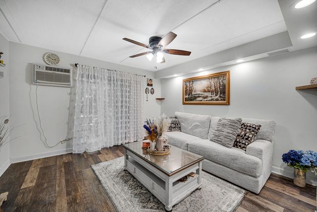 270 Shorewood Drive GA, Glendale Heights, IL 60139