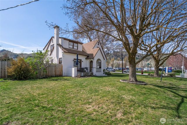 841 Red Apple Road, Wenatchee, WA 98801