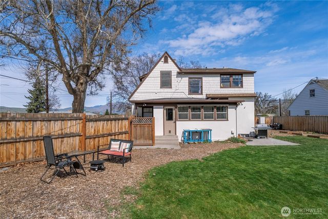 841 Red Apple Road, Wenatchee, WA 98801