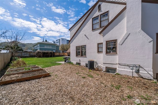 841 Red Apple Road, Wenatchee, WA 98801