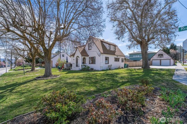 841 Red Apple Road, Wenatchee, WA 98801