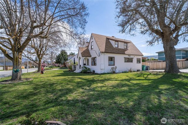 841 Red Apple Road, Wenatchee, WA 98801