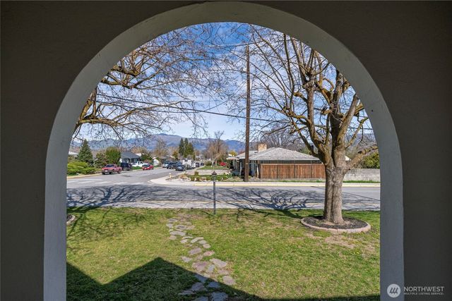 841 Red Apple Road, Wenatchee, WA 98801