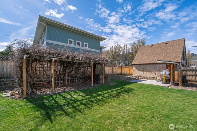 841 Red Apple Road, Wenatchee, WA 98801