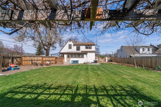 841 Red Apple Road, Wenatchee, WA 98801