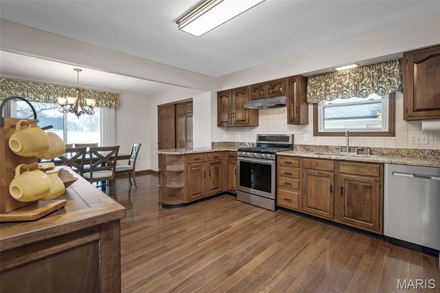 9803 Hilltop Drive, Sunset Hills, MO 63128