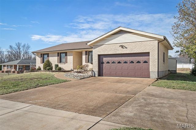 9803 Hilltop Drive, Sunset Hills, MO 63128
