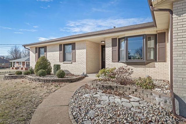 9803 Hilltop Drive, Sunset Hills, MO 63128