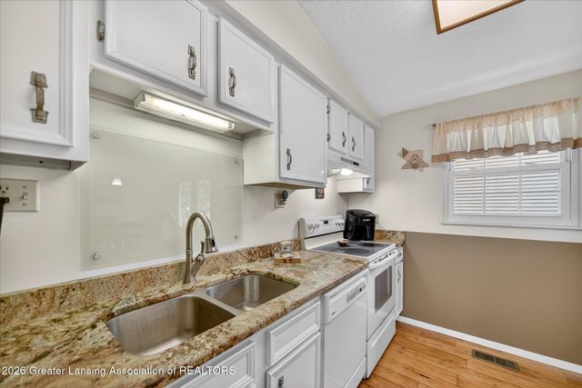 6310 Sunhollow Lane, Haslett, MI 48840