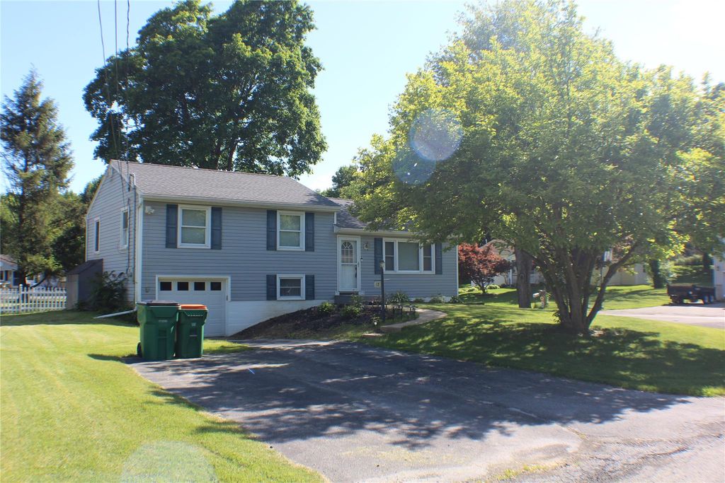 17 Morgan Circle, Hyde Park, NY 12538