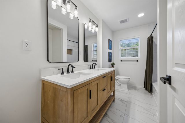104 E Oak Street, Gunter, TX 75058