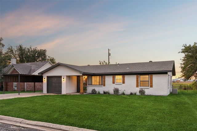 104 E Oak Street, Gunter, TX 75058