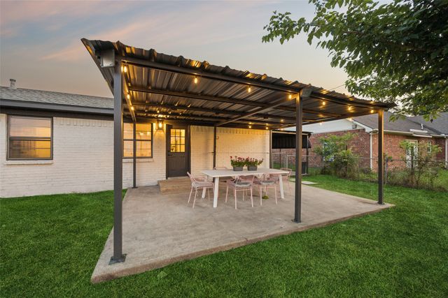 104 E Oak Street, Gunter, TX 75058