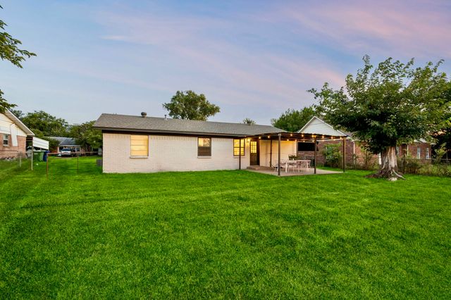 104 E Oak Street, Gunter, TX 75058