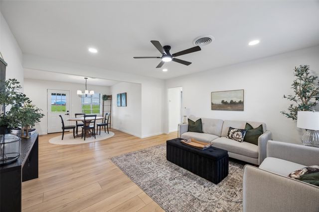 104 E Oak Street, Gunter, TX 75058
