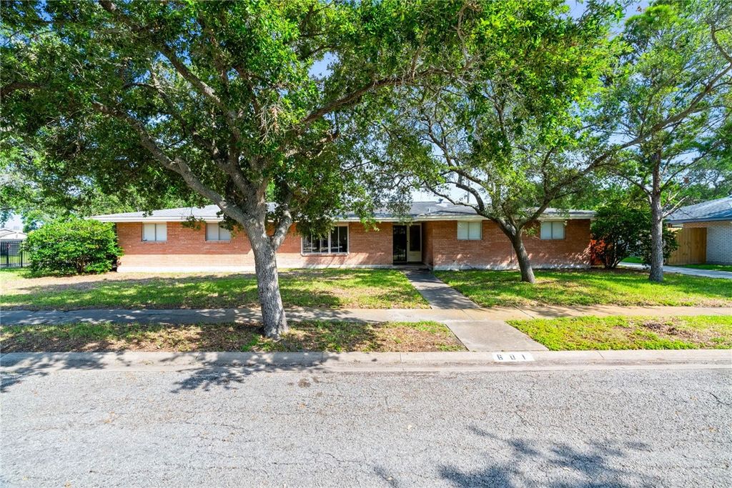 601 Moray Pl, Corpus Christi, TX 78411 — photo 2
