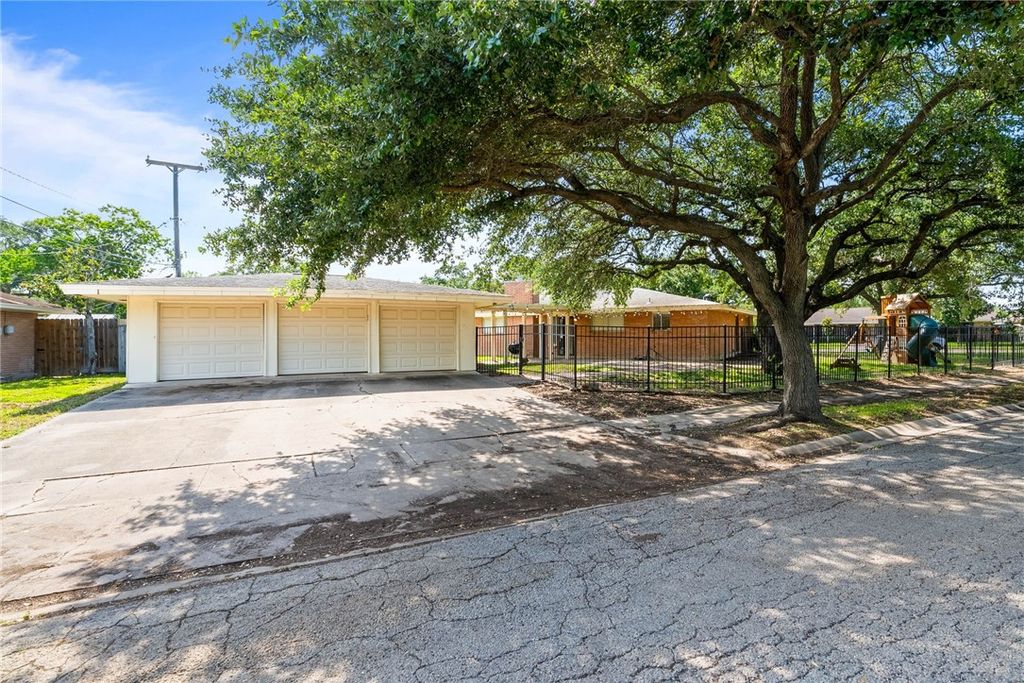 601 Moray Pl, Corpus Christi, TX 78411 — photo 4