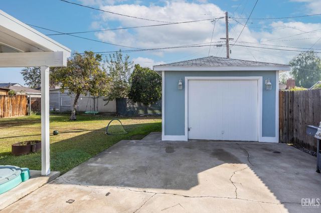 22 Real Road, Bakersfield, CA 93309