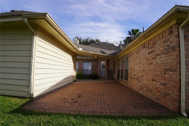 13714 Pear Woods Court, Houston, TX 77059