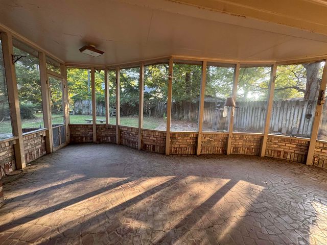 220 Lexington Dr, Forrest City, AR 72335