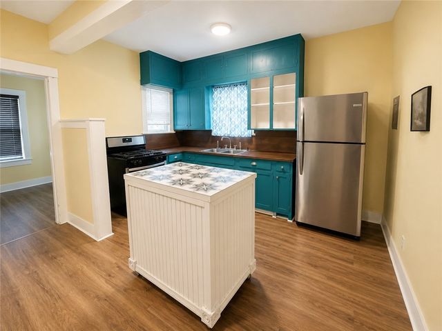 542 Mcintyre Ave, Taft, TX 78390