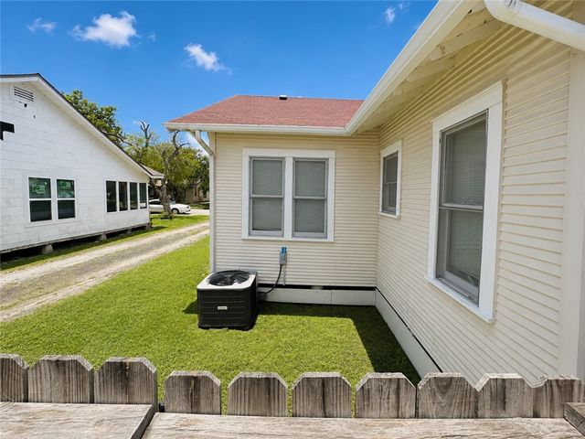 542 Mcintyre Ave, Taft, TX 78390