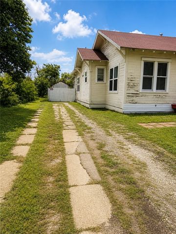 542 Mcintyre Ave, Taft, TX 78390