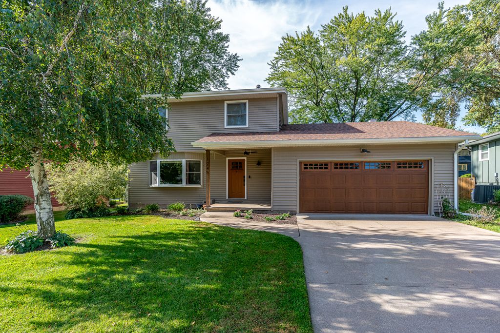 1245 Denniston Avenue, Bettendorf, IA 52722