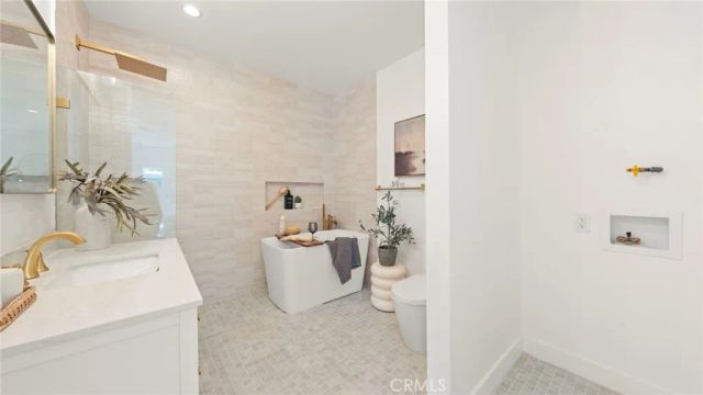 5449 S Victoria, Los Angeles, CA 90043