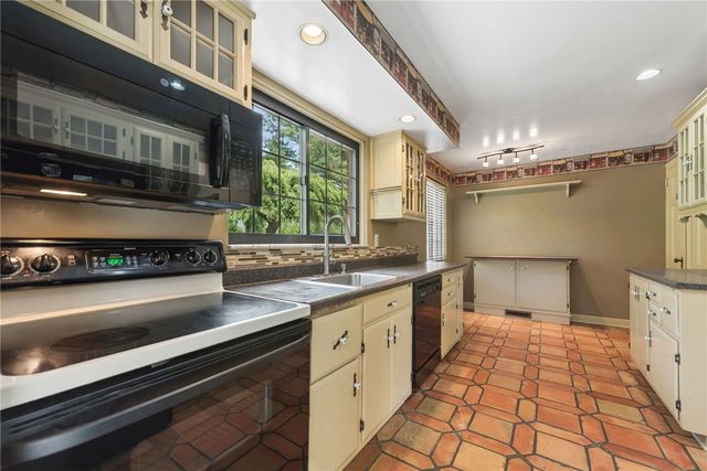 111 E Bruceton Rd, Pleasant Hills, PA 15236