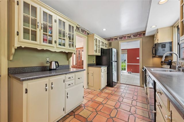 111 E Bruceton Rd, Pleasant Hills, PA 15236